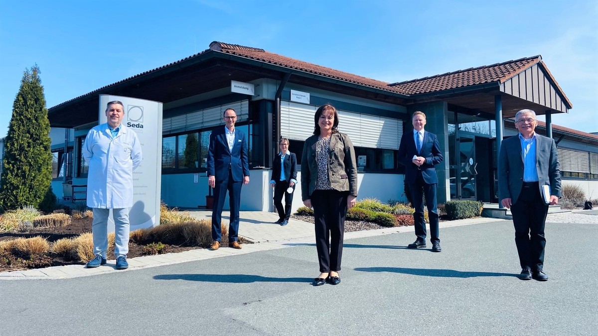 Auf dem Bild v.l.n.r.: Herbert May, Andreas Helbig, Jutta Winkelstraeter, MdEP Marlene Mortler, MdL Norbert Dnkel und Josef Springer, Brgermeister der Marktgemeinde Neuhaus. 