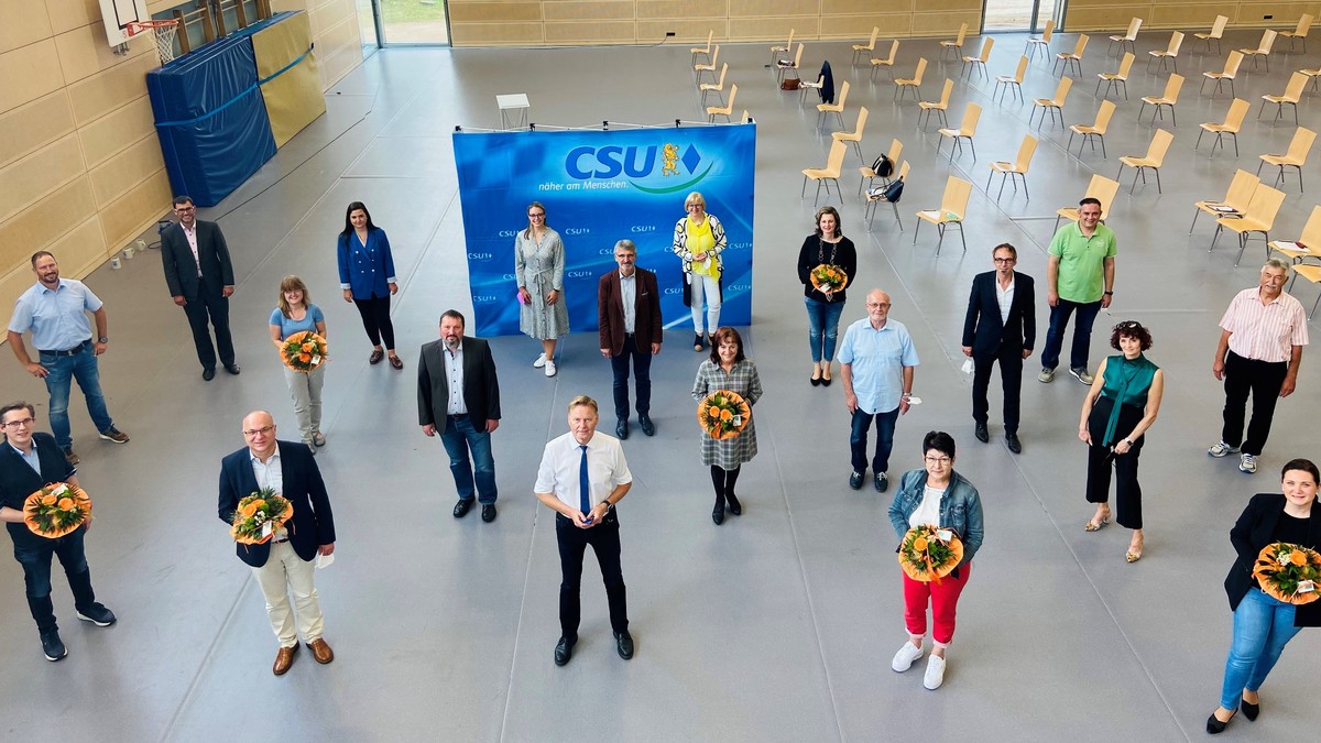 Eine starke Truppe: Der neue und alte Kreisvorsitzende der CSU-Nrnberger Land, Norbert Dnkel (Mitte vorne) mit den neu gewhlten Mitgliedern des Kreisvorstandes sowie MdEP Marlene Mortler (mittlere Reihe 3. v. r.) und Bundestagskandidat Ralph Edelhuer