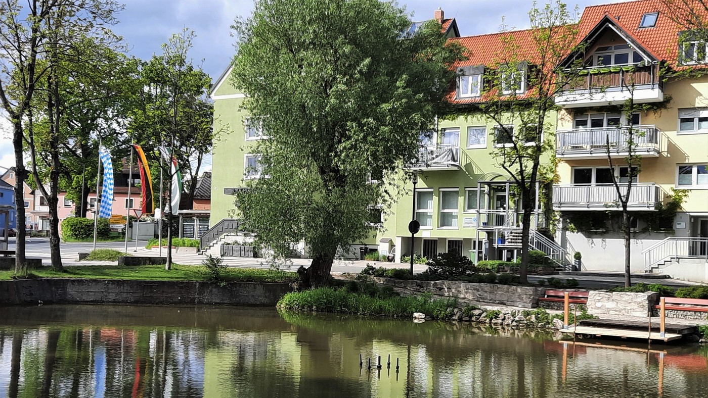 Die Gemeinde Winkelhaid, die seit Jahren ihre grne Ortsmitte aufwertet, erhlt fr die Neugestaltung des Umfelds des Weihers aus Mitteln der Stdtebaufrderung 240.000 Euro
