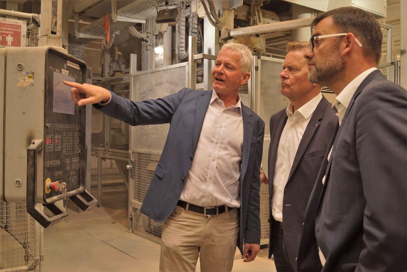 Interessiert verfolgen MdL Norbert Dnkel (Mitte) und Bundestagskandidat Ralph Edelhuer (rechts) beim Rundgang durch das Werk die technischen Erluterungen von Dr. Hannes Zapf zur Kalksandsteinherstellung an der vollautomatisch gesteuerten Fertigungsstr