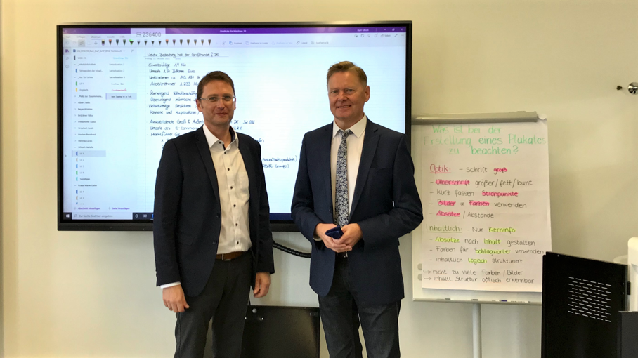 Hightech im Klassenzimmer. MdL Norbert Dnkel (rechts) und Schulleiter Michael Gebhard vor einer digitalen Tafel, die im Beruflichen Schulzentrum Nrnberger Land mittlerweile in vielen Rumen zu findet sind. Foto: D. Fritsch 