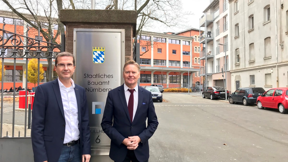 Reichenschwands Brgermeister Manfred Schmidt (links) und MdL Norbert Dnkel informierten sich im Staatlichen Bauamt Nrnberg ber Straenbauprojekte im Nrnberger Land. Foto: D. Fritsch 