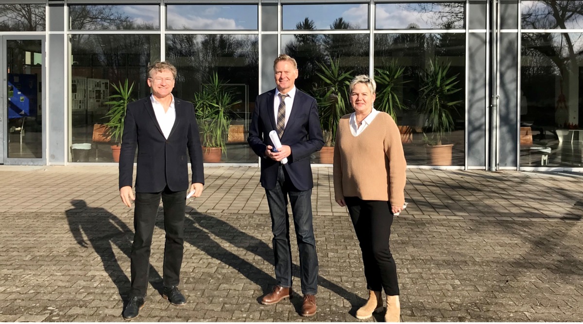 MdL Norbert Dnkel (Mitte) im Anschluss an das Gesprch mit Schulleiter Wolf Kraus (links) und der Stellvertretenden Rektorin Heike Krames (rechts). Foto: Bro Dnkel   