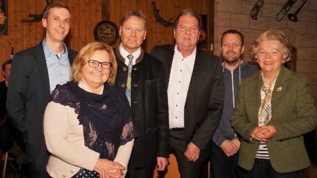 MdL Norbert Dnkel (3. v. links) mit Brgermeister Heinz Meyer, Gemeinderat Reinhard Graf, FU-Ortsvorsitzende Monika Nette (rechts), der stellvertretenden Ortsvorsitzenden Silvia Guth und Gemeinderat Tobias Maul (links)