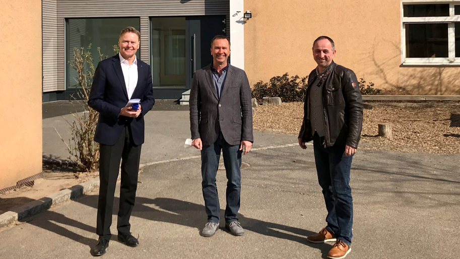 Schulleiter Roland Dannich (m.), MdL Norbert Dnkel (l.) und Brgermeister Michael Schmidt (r.) bei herrlichem Wetter vor der Grundschule Winkelhaid. Foto: Bro Dnkel   