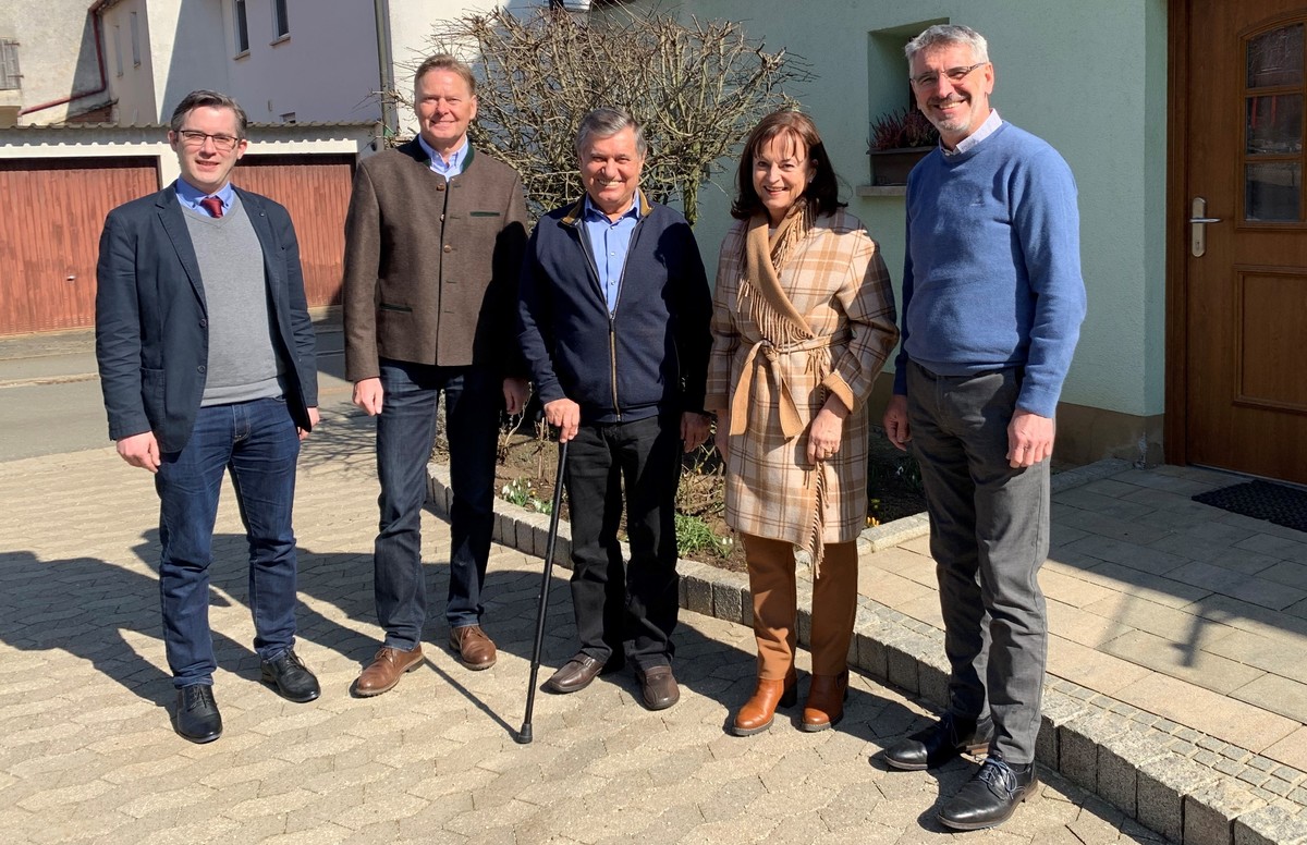 Geburtstagjubilar Kurt Eckstein, Abgeordneter auer Dienst im Kreise seiner frheren politischen Weggefhrten (v. li.): Thomas Ritter, Norbert Dnkel, Marlene Mortler und der stellvertretende Landrat Helmut Brckner. Foto: N. Dnkel  