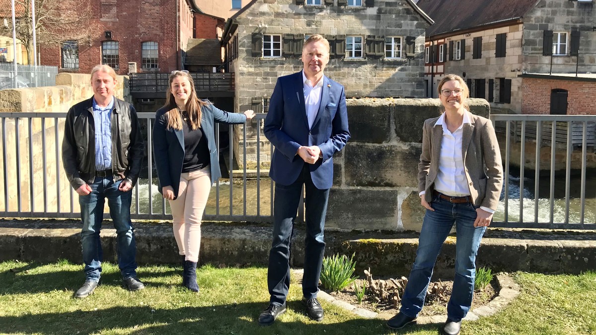 Bei strahlendem Sonnenschein machte der Besuch des Industriemuseums gleich doppelt Freude. (v. l. n. r.): Peter Kraus Mitarbeiter Industriemuseum, Laufs 2. Brgermeisterin Nina Bezold, MdL Norbert Dnkel und Museumsleiterin Dr. Christian Mller. 