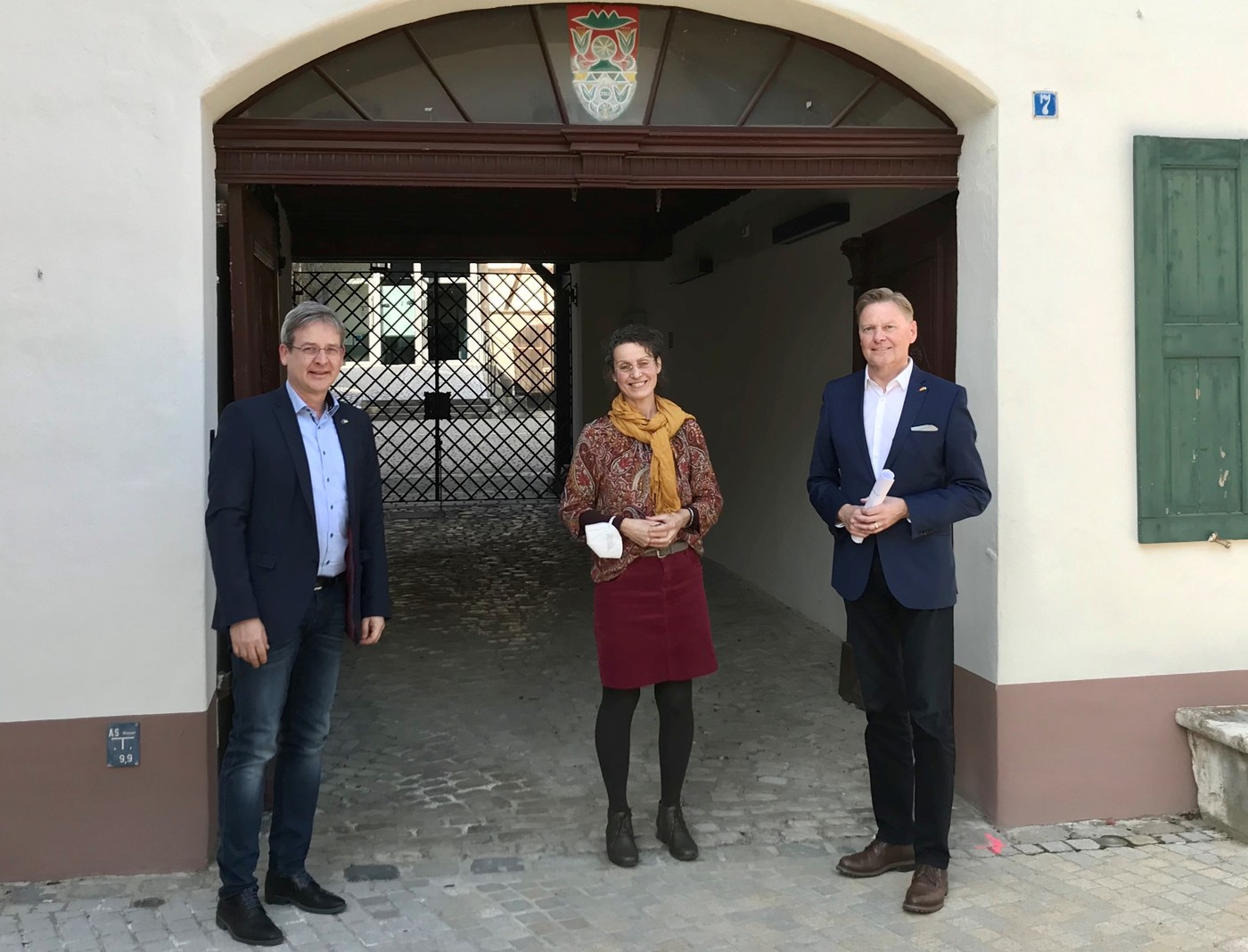 MdL Norbert Dnkel (r.) traf sich mit Hersbrucks Brgermeister Robert Ilg (l.) und Museumsleiterin Ingrid Pflaum (m.) um sich ber die Zukunft des Hirtenmuseums auszutauschen. Foto: Bro Dnkel. 