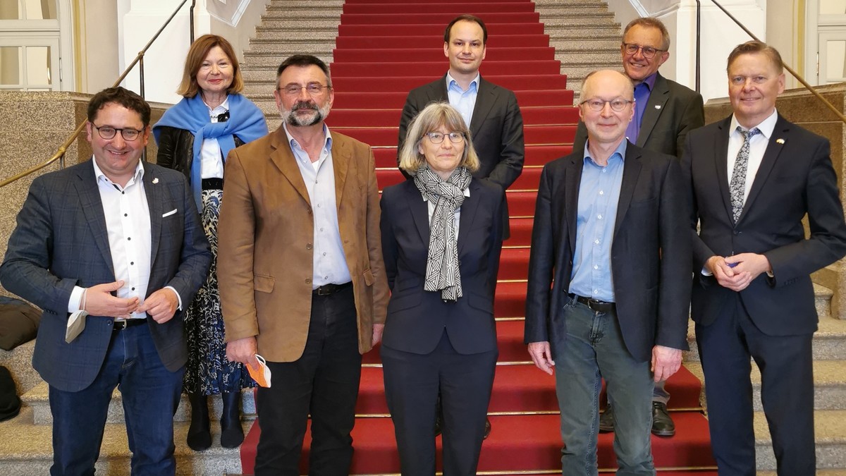 MdL Norbert Dnkel (r.) mit Kollegen des Bildungsausschusses und den Mitgliedern des wissenschaftlichen Beirats: Professorin Dr. Annette Scheunpflug, Prof. Dr. Reinhard Markowetz (2.v.l.) sowie Prof. Dr. Roland Stein (2.v.r.). Foto: Bro Dnkel