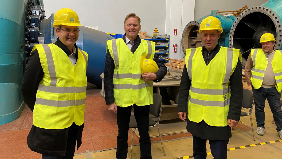 MdL Norbert Dnkel (m.), Landrat Armin Kroder (r.) und Hersbruck Brgermeister Robert Ilg (l.) informieren sich ber das Pumpspeicherkraftwerk in Happurg. Foto: Bro Dnkel 