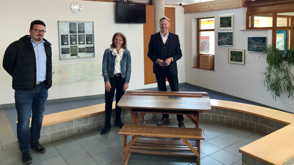 MdL Norbert Dnkel (r.) informierte sich bei Schulleiterin Carola Kanne (m.) und Brgermeister Martin Pirner (l.) ber die Situation der Grundschule im Hammerbachtal. Foto: Bro Dnkel 