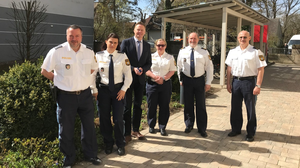 MdL Norbert Dnkel (3. v. l.) mit den Leitungen der Polizeiinspektionen. (v. l. n. r.): Gerd Zenker (PI Altdorf), Petra Stallbaum (PI Hersbruck), Birgit Gtz (PI Lauf), Adolf Blchl (PP Mittelfranken) und Reimund Mihatsch (PI Altdorf). 