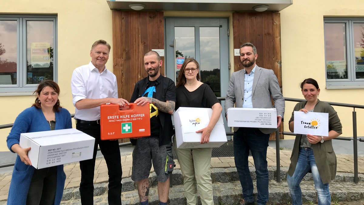 MdL Norbert Dnkel (2. v. l.) bergibt vier Erste-Hilfekoffer als Spende an das Team der Ukrainehilfe des Dorfmarktes Simonshofen. (v. l. n. r.): Derya Turan, Norbert Dnkel, Marcin Kolesinski, Sandra Epp, Bertan Mengi und Deniz Kolesinski. 