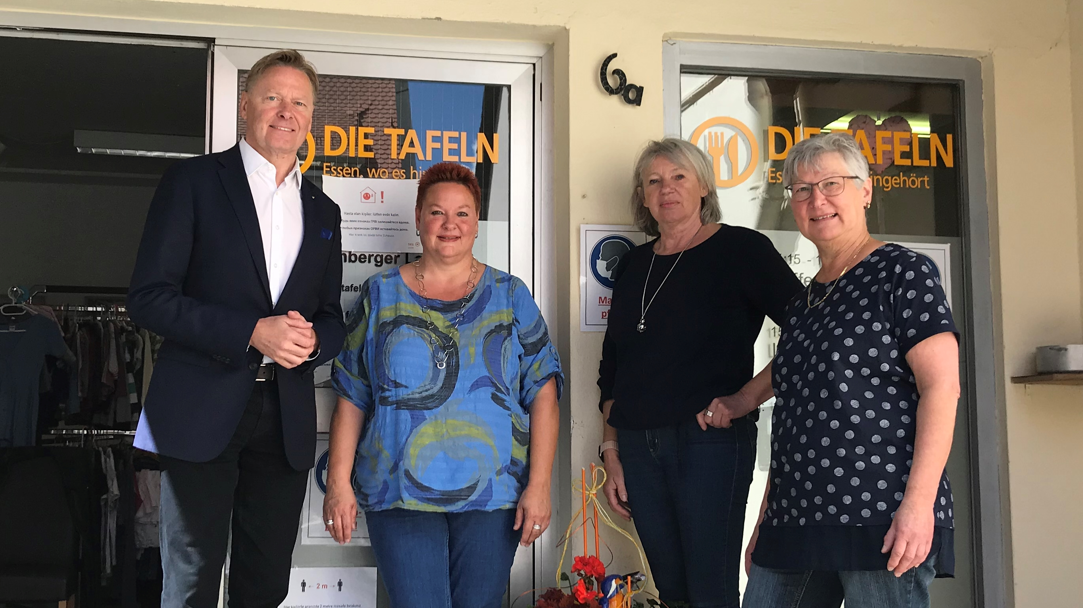 Vor der Ausgabestelle der Tafel in Altdorf: (v. l. n. r.) MdL Norbert Dnkel, Sabine Fiedler, Schatzmeisterin Tafel NLA Brigitte Engerer und Roswitha Wild. 