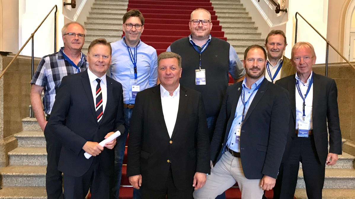 Norbert Dnkel (v. l.), Staatsminister Christan Bernreiter (v. m.) und Brgermeister Frank Pitterlein (v. r.) zusammen mit den Teilnehmern der Gesprchsrunde ber die Ortsumgehung Grobellhofen. Foto: Bro Dnkel   