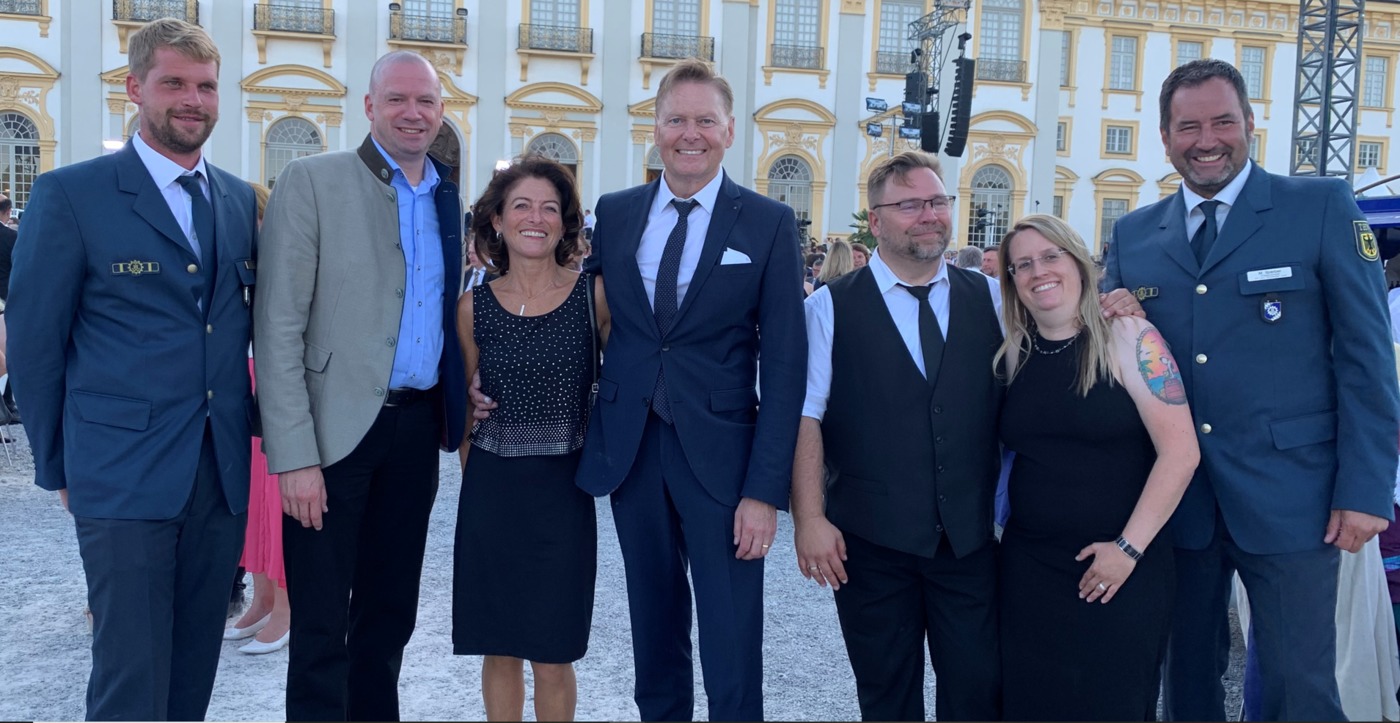 Nrnberger Land beim Sommerempfang des Landtags (v. l. n. r.): Christian Mller, Oliver Poeschel, Ellen Dnkel-Stahl mit ihrem Mann, Landtagsabgeordneten Norbert Dnkel, BRK-Arzt Dr. Martin Hiller, Sandra Hiller und Laufs THW-Chef Markus Sperber.