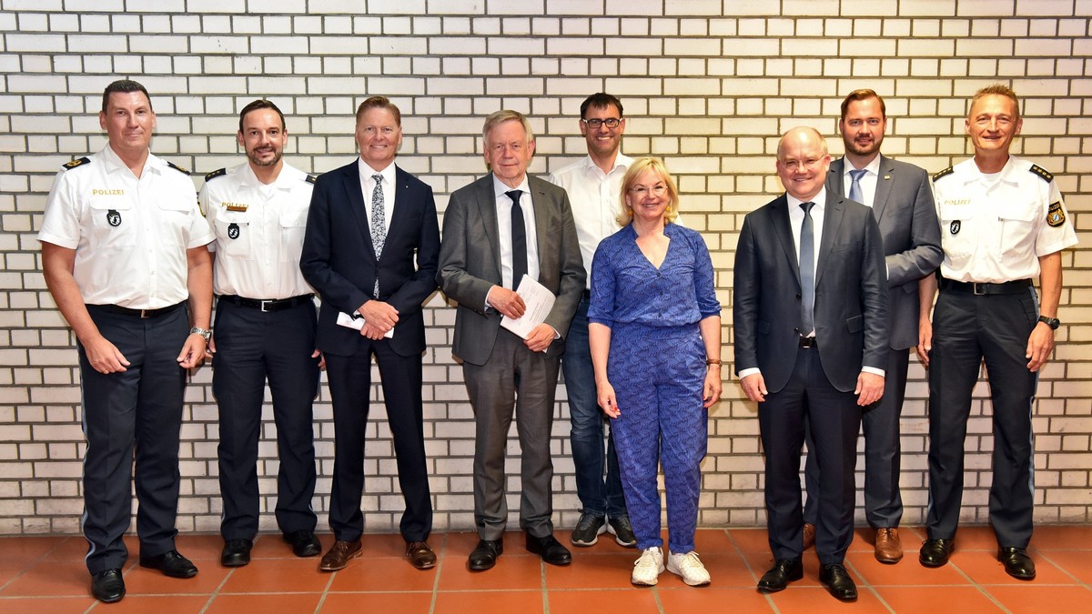 Polizeivizeprsident Stefan Wei, Polizeidirektor Tobias Uschold, MdL Norbert Dnkel, MdL Karl Freller, MdB Ralph Edelhuer, MdL Barbara Regitz, MdB Sebastian Brehm, MdL Jochen Kohler, Leitender Polizeidirektor Stefan Beck. 