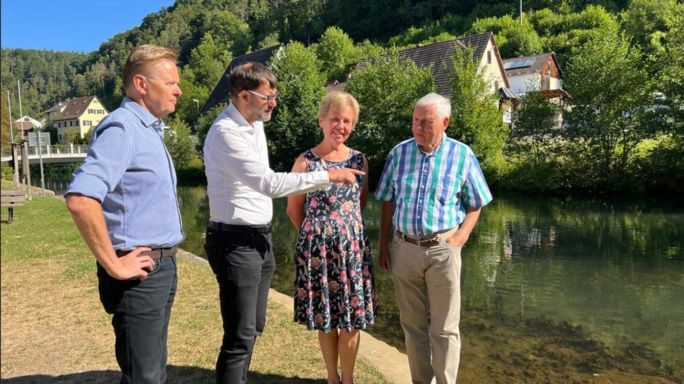 (v.l.n.r.) Norbert Dnkel und Ralph Edelhuer lieen sich vom Ehepaar Hanrieder in die Wasserkraftanlage einweisen. Foto: Bro Edelhuer 