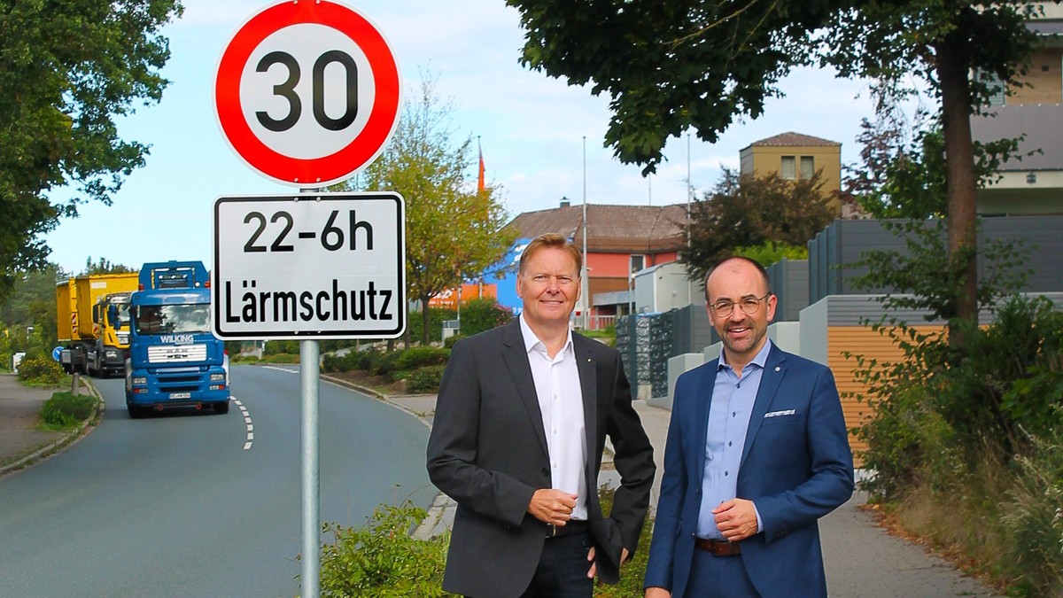 MdL Norbert Dnkel (l.) und Brgermeister Markus Holzammer (r.) freuen sich ber die Lrm-Entlastung fr die Anwohner. Foto: M. Kirnberger