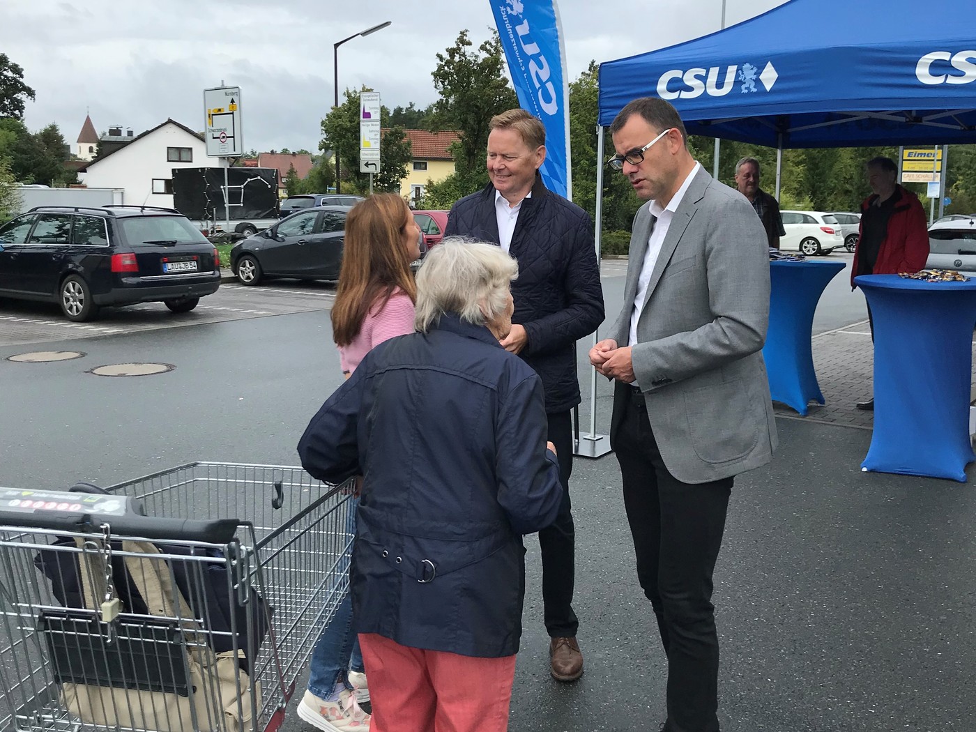 Ralph Edelhuer (vorne) und Norbert Dnkel (hinten) nahmen sich viel Zeit fr Gesprche mit der Schwarzenbrucker Bevlkerung. Foto: Bro Dnkel 