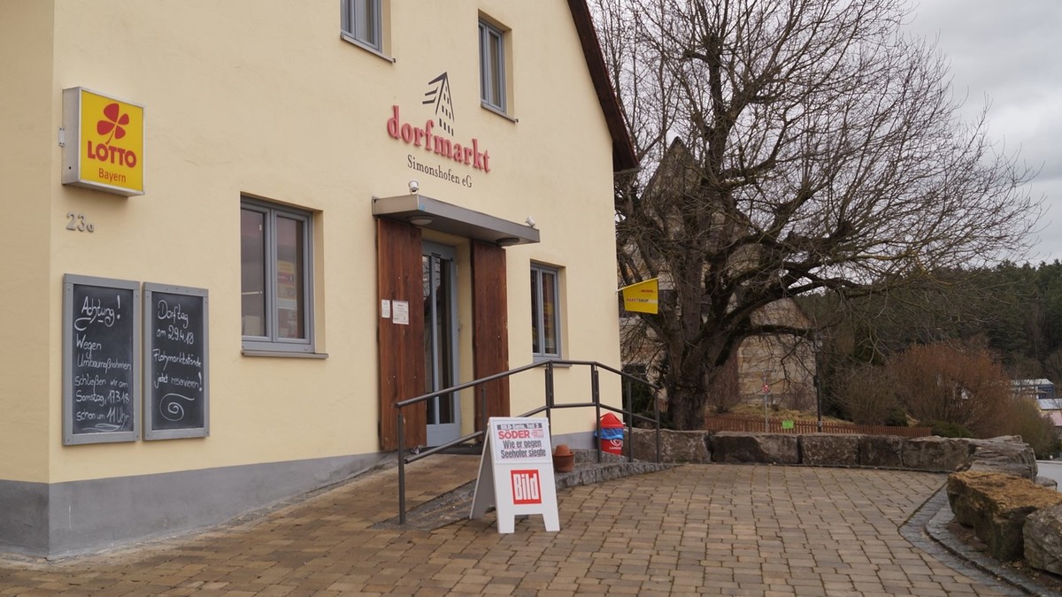 Im Zuge der Dorferneuerung wurde in Simonshofen der Vorplatz des Dorfmarktes, wo jetzt eine Rampe einen barrierefreien Zugang ermglicht, neu gestaltet