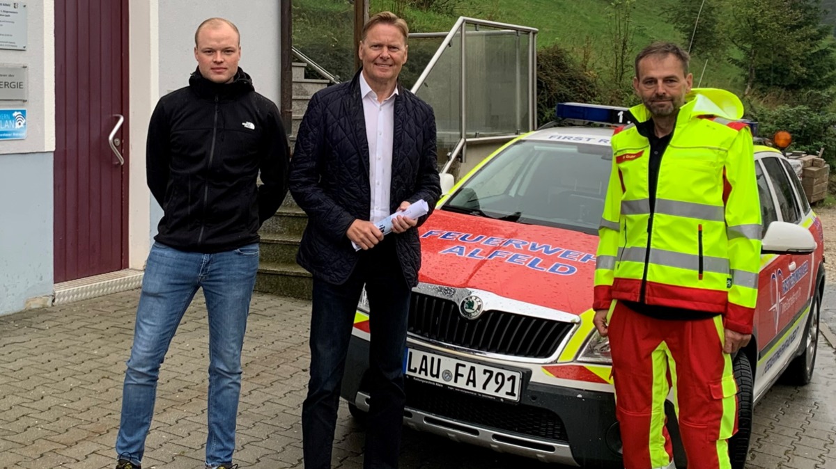 Norbert Dnkel (m.) besuchte zusammen mit dem CSU-Ortsvorsitzenden Benedikt Dannhauser (l.) die First-Responder in Alfeld. Wolfgang Gruber (r.), der Vorsitzende des Frdervereins, informierte die Gste ber die neue Einheit. Foto: Bro Dnkel 