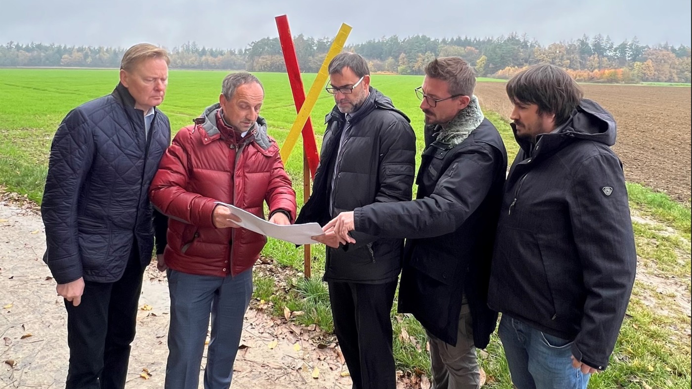 Brgermeister Schmidt (2.v.l.) zeigt MdL Norbert Dnkel (l.) und MdB Ralph Edelhuer (3.v.l.) vor Ort, welche Auswirkungen das neue Umspannwerk fr die Gemeinde htte. Foto: Bro Dnkel