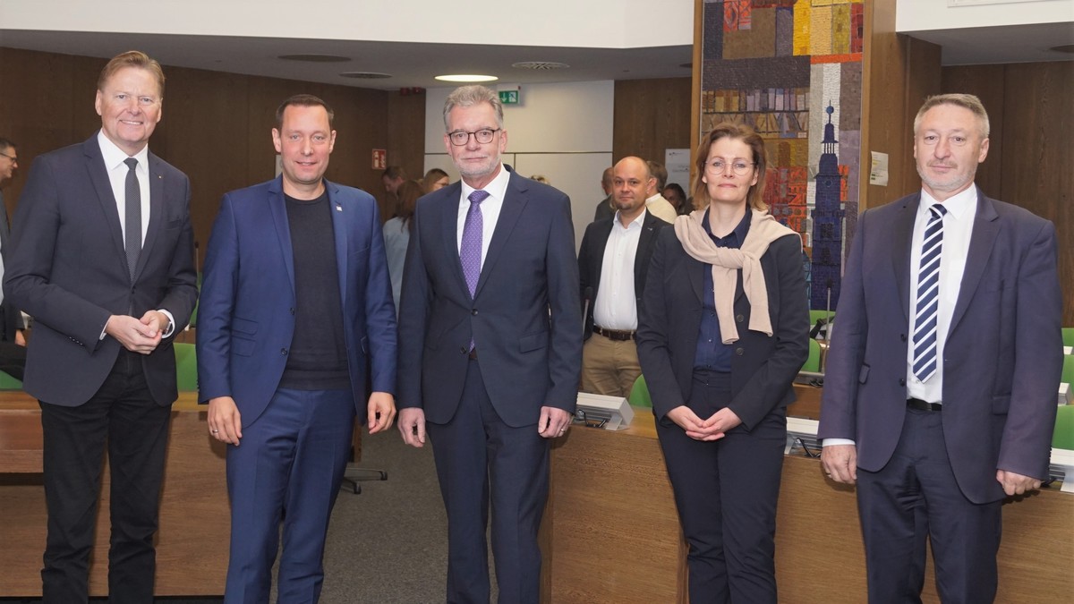 MdL Norbert Dnkel (l.) lud zum Bildungsempfang. Hier mit Schulamtsleiter Jochen Schnabel, Schulrtin Sabin Herde, Ministerialrat Walter Gremm und Landrat Armin Kroder (v.r.n.l.). Foto: Bro Dnkel. 