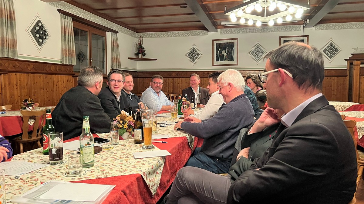 In ausgelassener Atmosphre sprachen die beiden Abgeordneten Norbert Dnkel (tischende) und Ralph Edelhuer (vorne rechts) mit den Parteimitgliedern aus dem Hammerbachtal. Foto: Bro Dnkel   