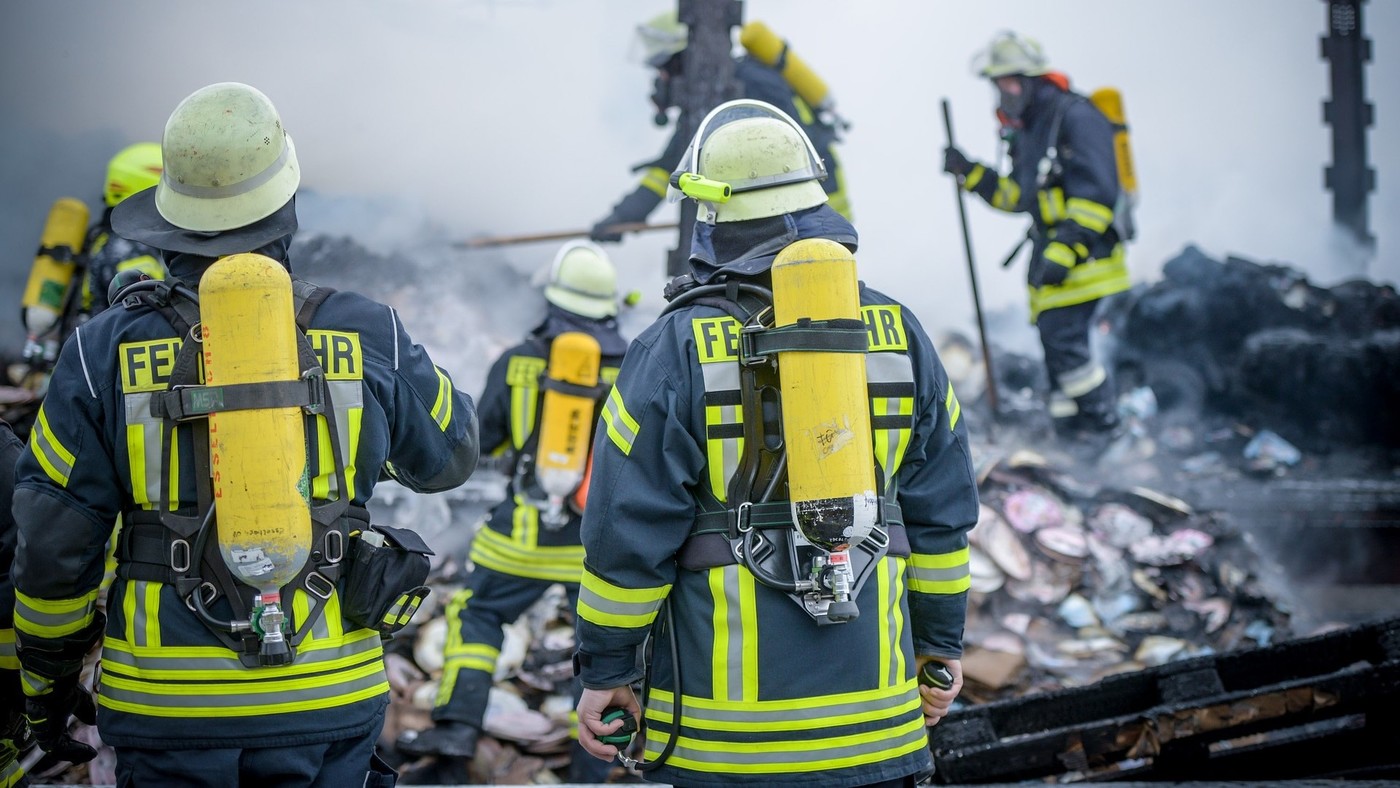 Feuerwehrleute mssen fr immer komplexere Einsatzlagen ausgebildet werden. Hierfr wird die Feuerwehrschule in Geretsried nun erweitert. Foto: Pixabay 