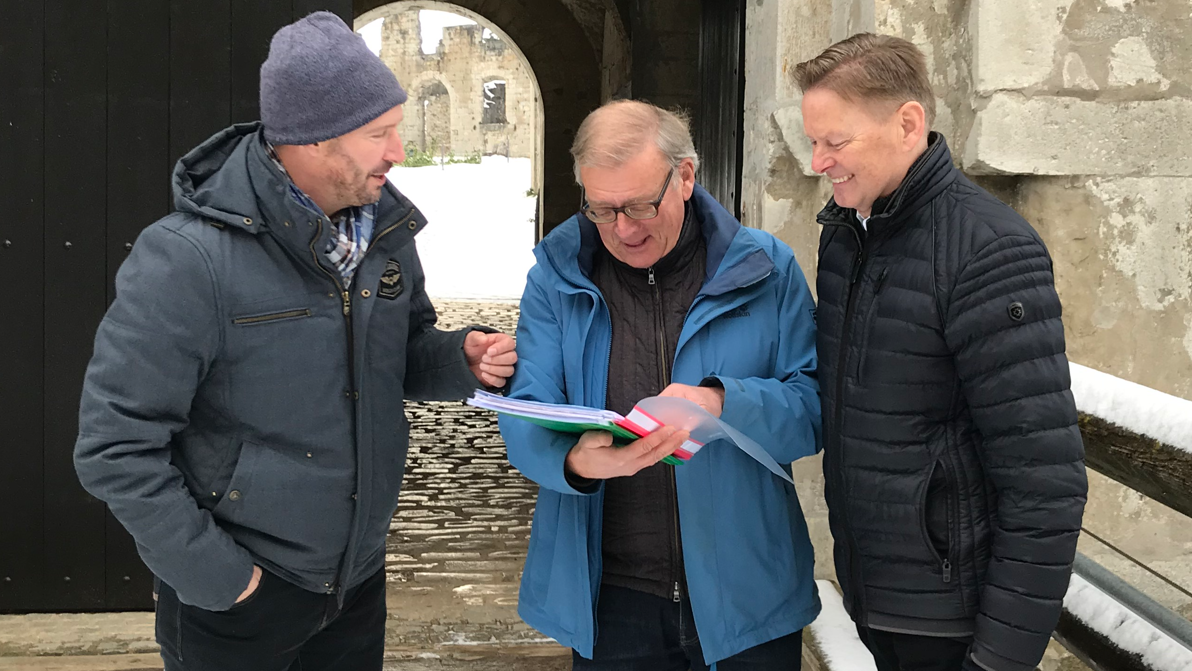 Jrgen Glassauer zeigt MdL Norbert Dnkel (rechts) und Brgermeister Frank Pitterlein seine Sanierungsplne. Foto: Bro Dnkel  