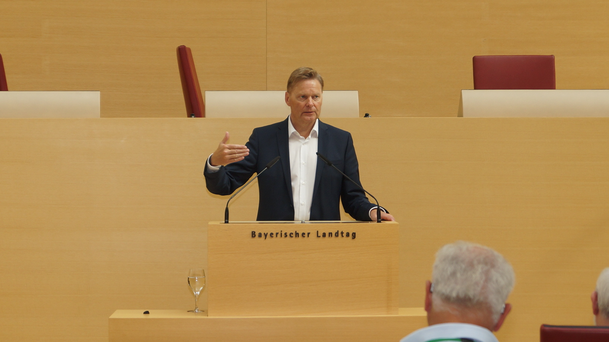 Fr Norbert Dnkel, hier am Rednerpult des Bayerischen Landtags, ist das Ampelgesetz reiner Aktionismus ohne Effekt fr mehr Sicherheit. Foto: Bro Dnkel  