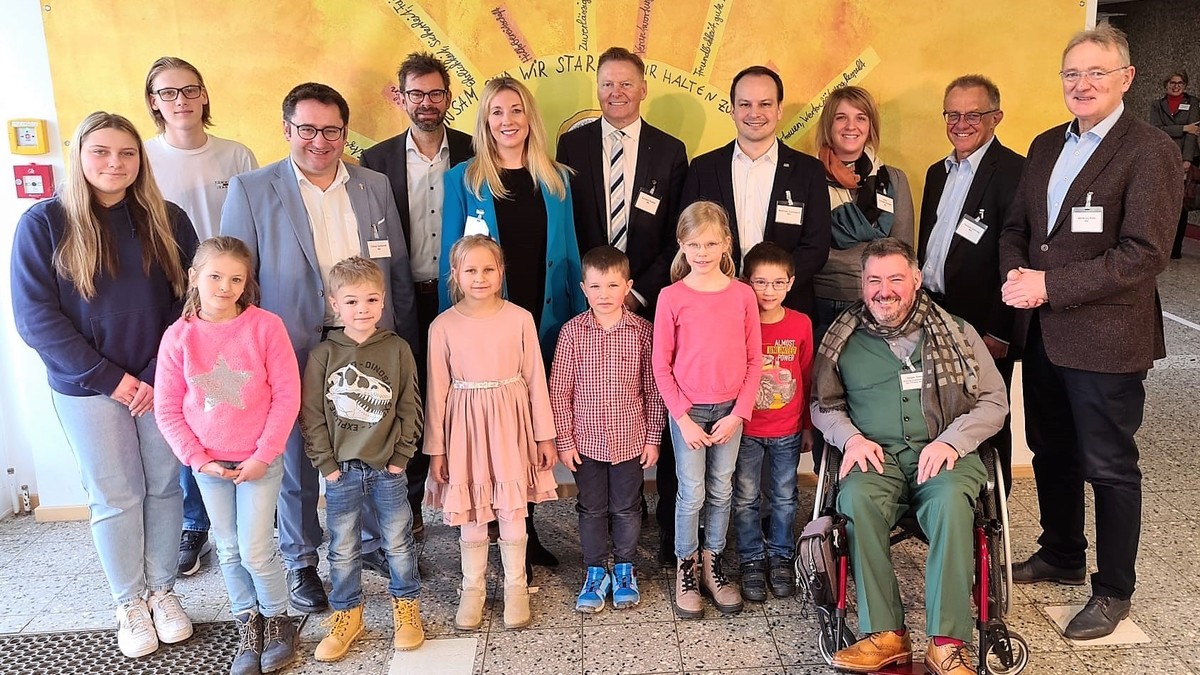 Die Besuchergruppe um MdL Norbert Dnkel (Mitte) mit Schlerinnen und Schlern der Grund- und Mittelschule Faulbach im Landkreis Miltenberg. Foto: N. Dnkel