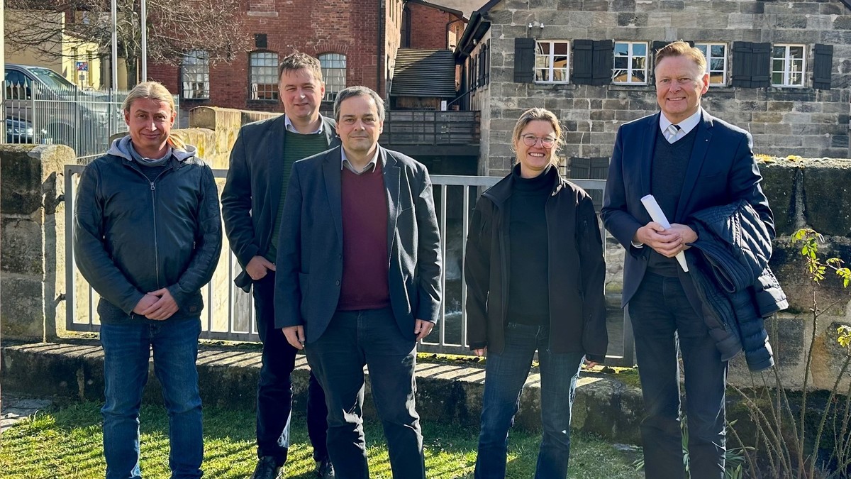 MdL Norbert Dnkel (r.) mit (v.l.n.r.): Peter Kraus (Industriemuseum Lauf), Dr. Marcus Mhlnikel und Professor Dr. Martin Ott (beide Institut fr Frnkische Landesgeschichte Thurnau) sowie Dr. Christiane Mller (Leiterin Industriemuseum Lauf). 