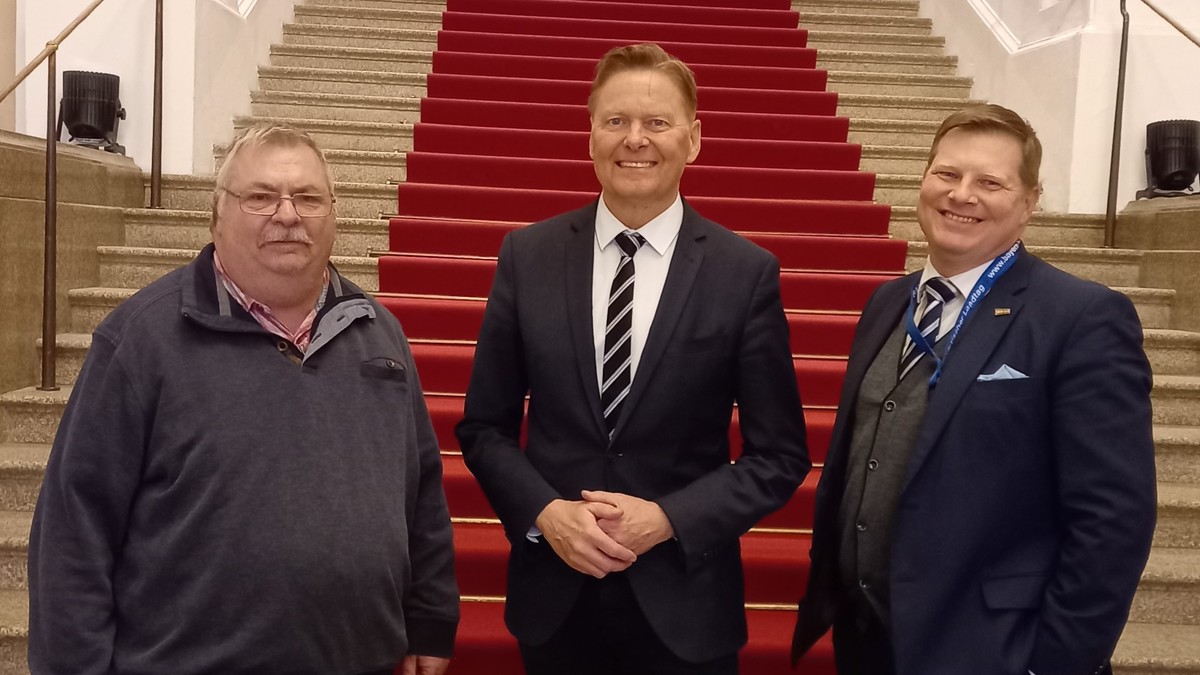 Jrgen Wild vom Bayerischen Landesverband der Marktkaufleute (l.) und Andreas Pfeffer (r.), Vizeprsidenten des Bundesverbands der Schausteller, trafen sich mit MdL Norbert Dnkel (m.) im Landtag zum Gesprch. Foto: BSM