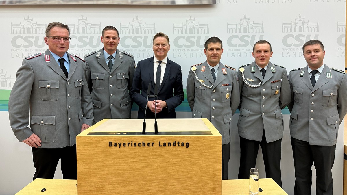 MdL Norbert Dnkel (m.) mit Soldaten aus dem Nrnberger Land. Mit dabei auch Hauptmann Peter Uschalt (l.), Hersbrucks 2. Brgermeister.  