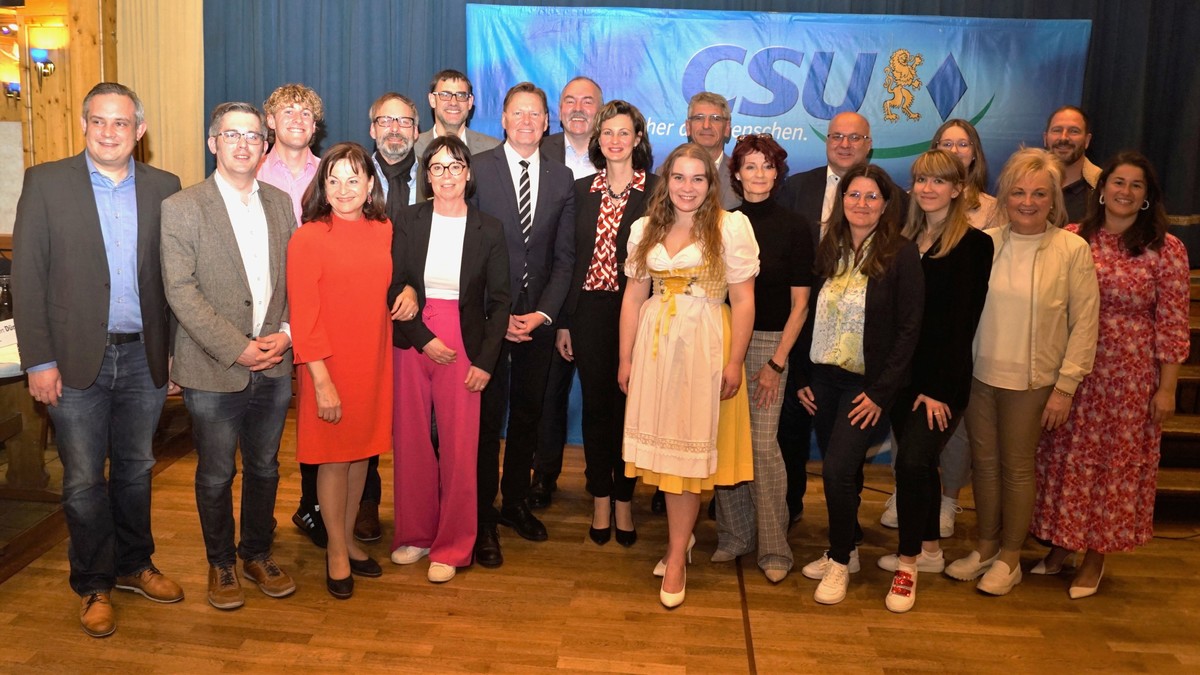 Eine starke Gemeinschaft: Der als CSU-Kreisvorsitzender wiedergewhlte Norbert Dnkel (m.) mit Europaabgeordneter Marlene Mortler (4. v. l.), Thomas Ritter, Vorsitzender der CSU-Kreistagsfraktion (2. v. l.), und die neu gewhlte Kreisvorstandschaft. 