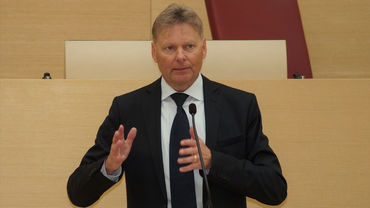 MdL Norbert Dnkel freut sich ber deutliche Verbesserungen fr ehrenamtliche Retter durch die im Landtag beschlossene nderung des Bayerischen Katastrophenschutzgesetzes Foto: M. Keilholz