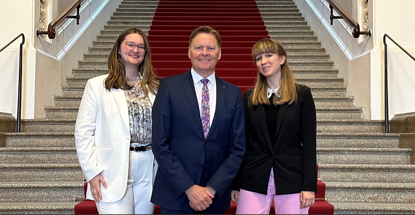 Pauline Mohnke aus Henfenfeld (links) und Senta Ziegler aus Lauf (rechts) durften MdL Norbert Dnkel einen Tag bei seiner Arbeit im Landtag begleiten. 