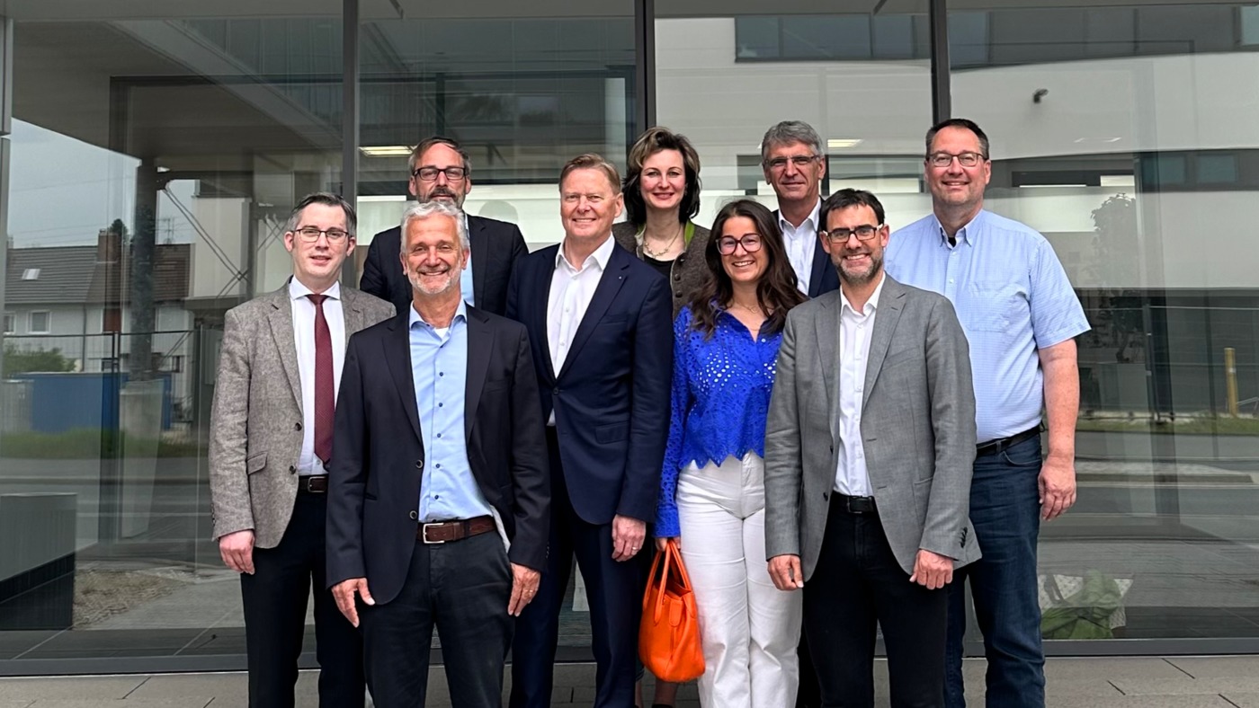 Die Besuchergruppe um MdL Norbert Dnkel (4.v.l.) mit Geschftsfhrer Gerhard Knienieder (vorne 2.v.l.) vor dem Eingang der Firma EMUGE. Foto: Bro Dnkel  