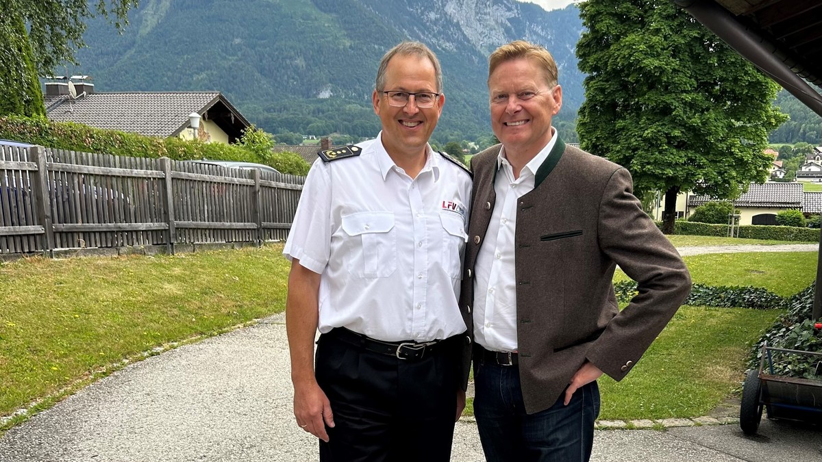 MdL Norbert Dnkel im Abstimmungsgesprch mit Johann Eitzenberger, Landesvorsitzender des Bayerischen Feuerwehrverbandes, am Mittwoch im Feuerwehrzentrum Bayerisch Gmain. Foto: Bro Dnkel 