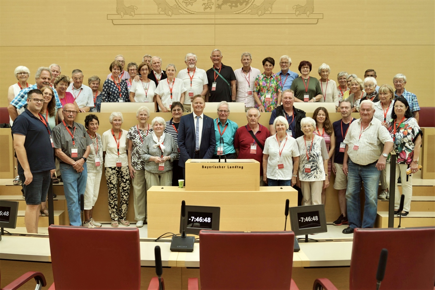 MdL Norbert Dnkel (m.) mit seinen Gsten im Plenarsaal des Landtags. Foto: Bro Dnkel 