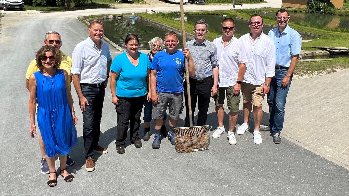 Fischwirtschaftsmeister Martin Rau (m.) mit seinen Gsten der CSU, darunter MdL Norbert Dnkel (3.v.l.); MdB Ralph Edelhuer (r.), Bezirkstagskandidat Thomas Ritter (4.v.r.) und dem Ortsvorsitzenden Christian Vestner (2.v.r.). Foto: CSU-Simmelsdorf-Htte