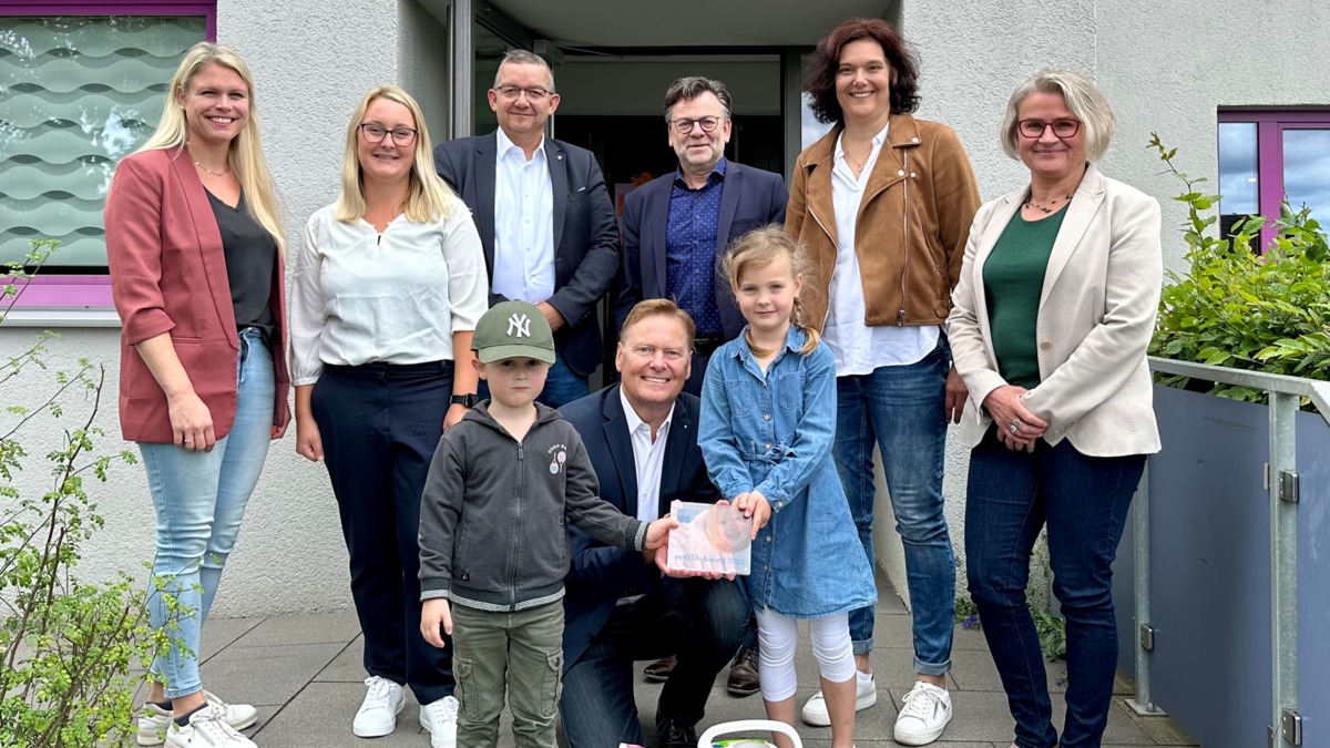 Norbert Dnkel (knieend) erhielt fr seinen Einsatz fr Kindergrten den evangelischen Kita-Award verliehen. (v.l.n.r.): F. Hirschmann, Eva Helmreich, Brgermeister Thomas Krauer, Pfarrer Joachim Klenk, Christine Hupfer und Edith Gmeiner. 