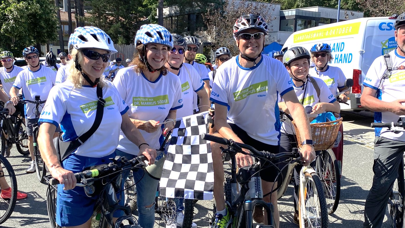 Die CSU setzt sich fr einen Ausbau der Radwege ein. Dies wurde auch bei der Fahrradtour von Ministerprsident Markus Sder krzlich im Nrnberger Land deutlich. Norbert Dnkel (v. r.) freut sich, dass auch wichtige Projekte im Landkreis umgesetzt werden.