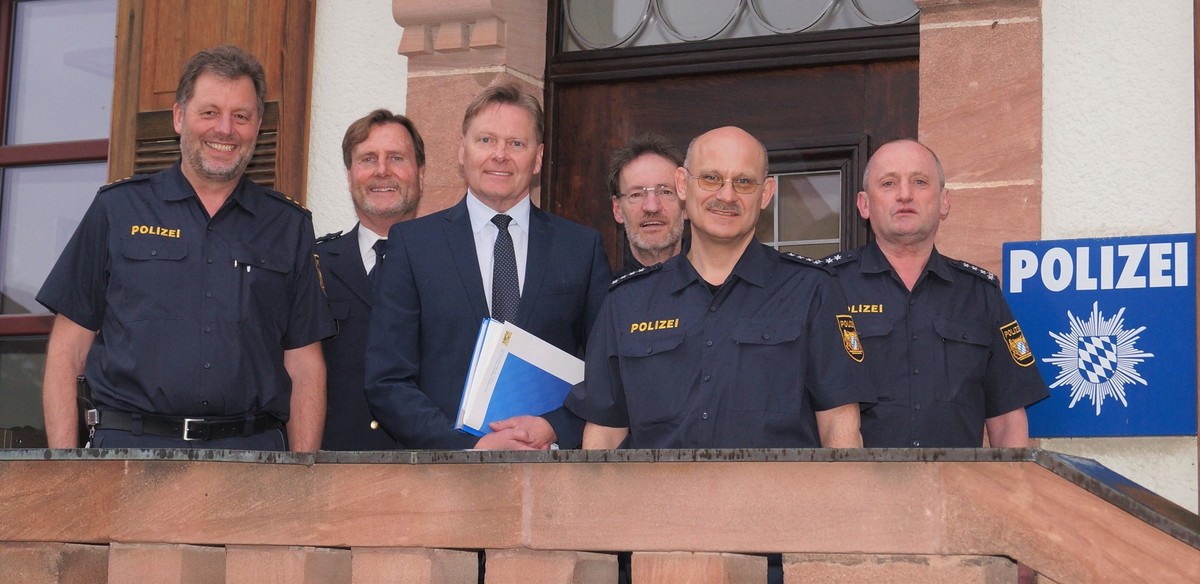 MdL Norbert Dnkel (3. v. li.) mit den Polizei-Fhrungskrften (v. li.) Josef Mehringer, Prsidium Mittelfranken, den Inspektionsleitern Gnter Losse (Lauf), Raimund Mihatsch (Altdorf), Hans Meixner (Hersbruck) und Stellvertreter Klaus Bald (3. v. re.)