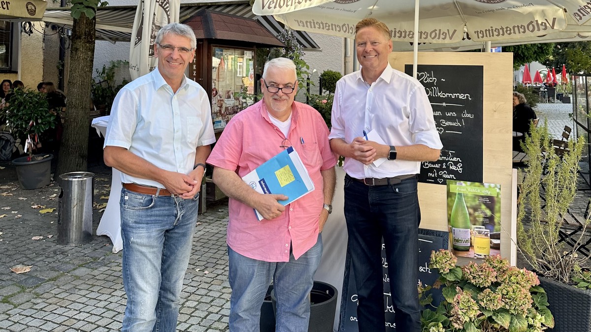 (v. l. n. r): Helmut Brckner (stellvertretender Landrat Nrnberger Land), Hans-Peter Bauer (Kreisvorsitzender DEHOGA Bayern e.V.), Norbert Dnkel (Landtagsabgeordneter). Foto: Bro Dnkel 