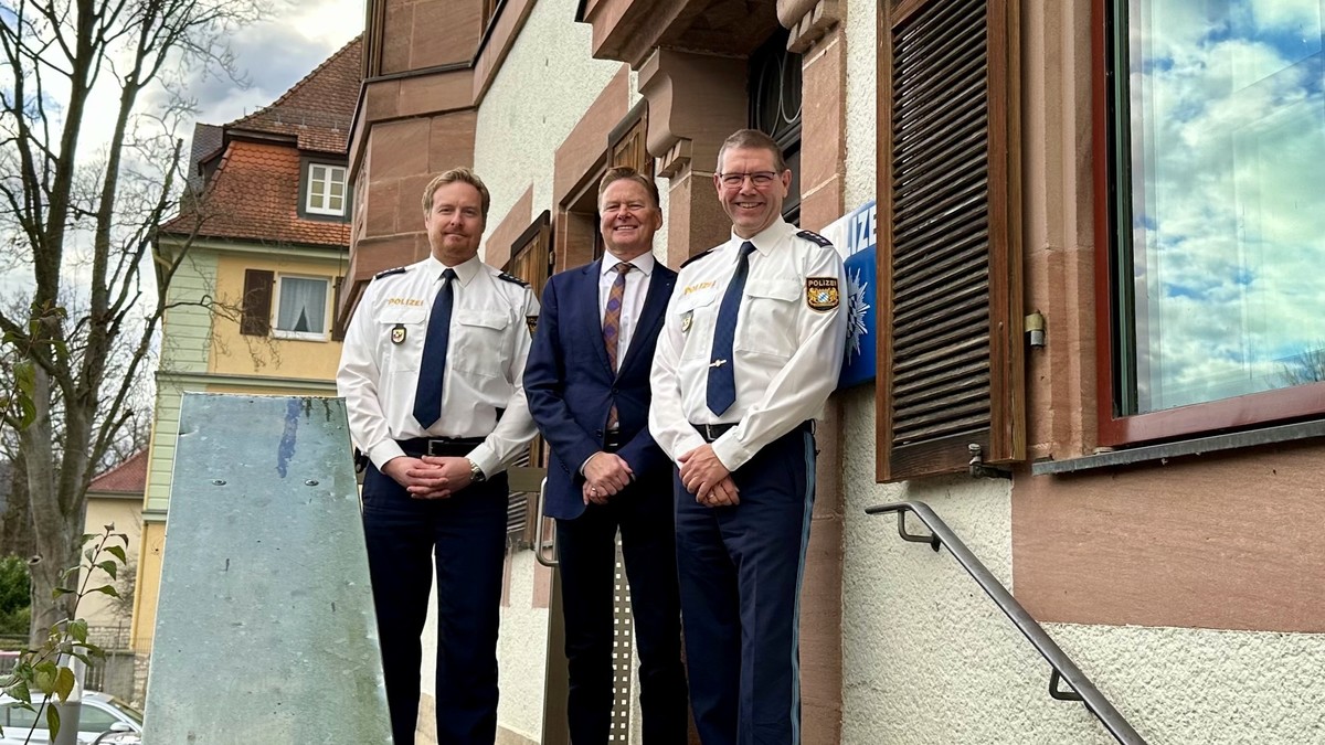 Norbert Dnkel (m.) informierte sich bei Polizeichef PHK Bjrn Frster (r.) und dessen Stellvertreter, PHK Andreas Mausch (l.), ber die Lage der Polizeiinspektion Hersbruck. Foto: Bro Dnkel 