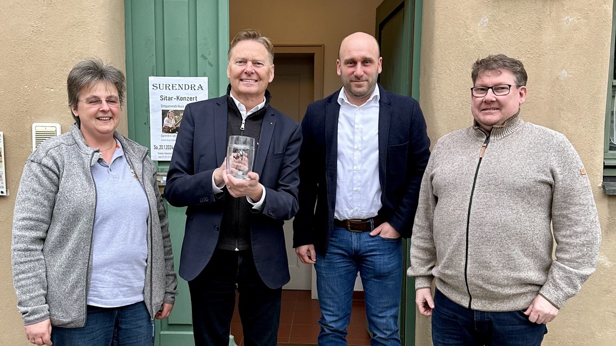 MdL Norbert Dnkel war zu Besuch beim Festspielverein in Altdorf (v.l.n.r.): Schatzmeisterin Andrea Schabik, MdL Norbert Dnkel, 2. Vorstand Michael Rtzer, Schriftfhrer Stefan Letz. Foto: Bro Dnkel  