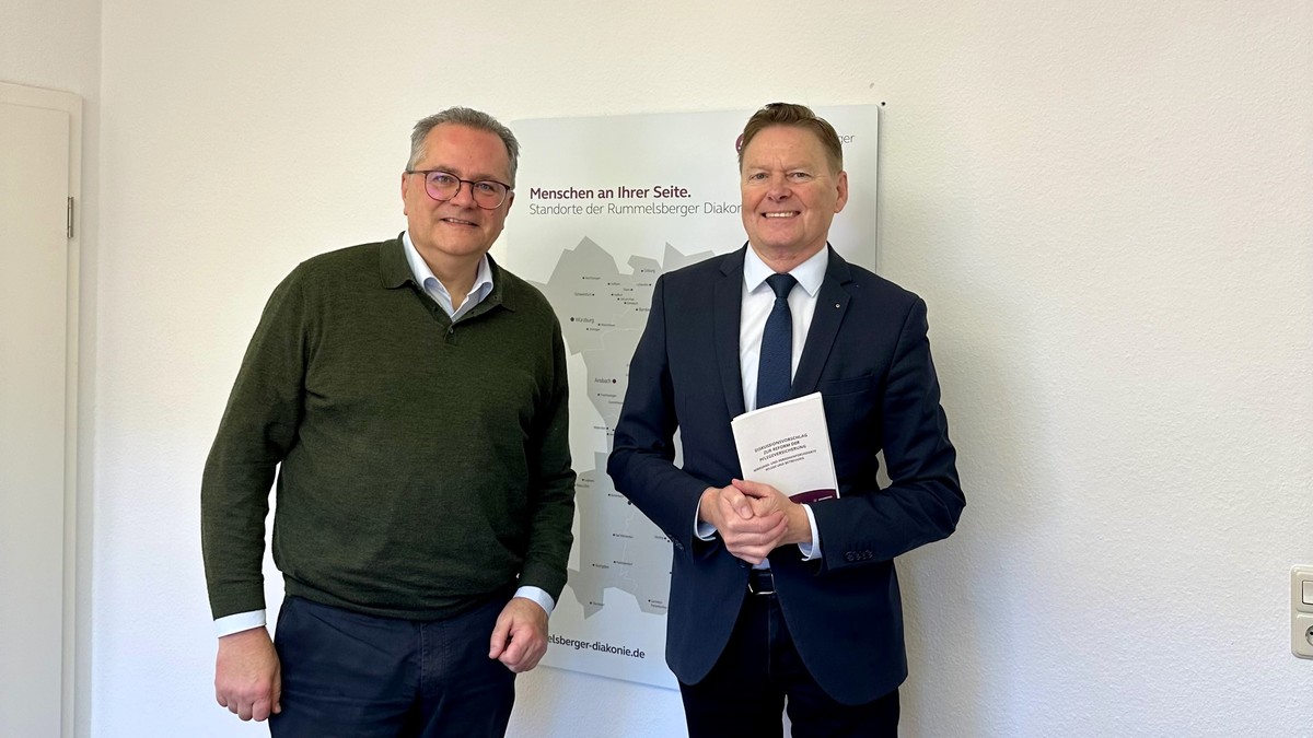 Wie kann die Pflegeversicherung reformiert werden? MdL Norbert Dnkel (r.) traf sich zum Gedankenaustausch mit Karl Schulz (l.), Vorstandsmitglied der Rummelsberger Diakonie. Foto: Bro Dnkel      